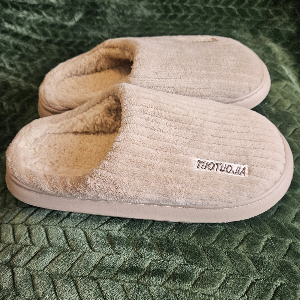 TUOTUOJIA Plush Cozy Slippers in Light Beige